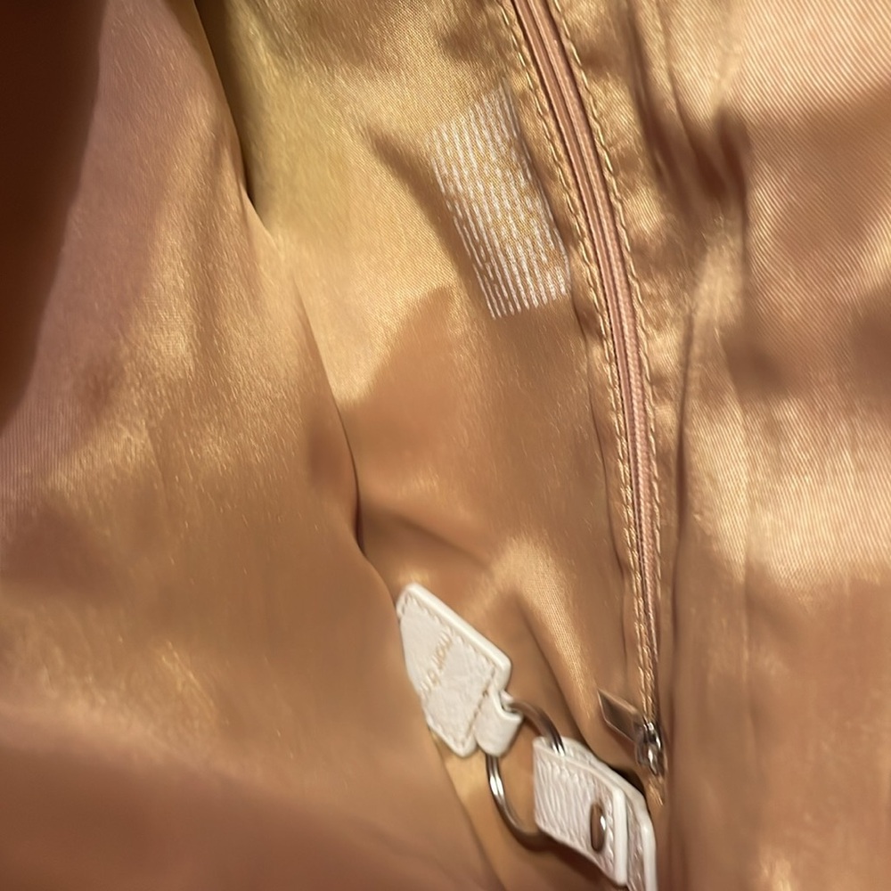 Matt & Nat tote bag cream colored with gold lining 3 pockets in front - Picture 7 of 10
